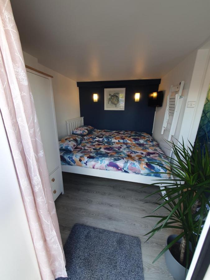 Lovely Private Studio Room With Own Kitchen And Bathroom. Set In The Popular Area Of Shiphay In Torquay And Only A Short Walk From Torbay Hospital ภายนอก รูปภาพ