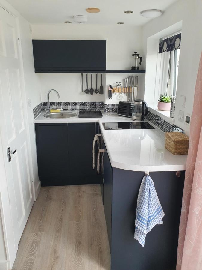 Lovely Private Studio Room With Own Kitchen And Bathroom. Set In The Popular Area Of Shiphay In Torquay And Only A Short Walk From Torbay Hospital ภายนอก รูปภาพ